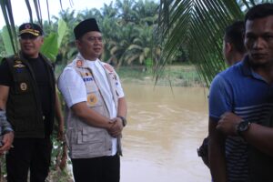 Bupati Erik Tinjau DAS Sungai Bilah di Desa Tanjung Harapan dan Jalan Desa Sukosari Kecamatan Pangkatan