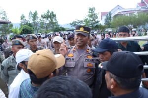 Personel Polres Bener Meriah Amankan Aksi Damai Oleh Aliansi Masyarakat Gayo di Kantor Bupati Bener Meriah