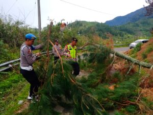 Quick Respon Polsek Bintang Datangi Lokasi Longsor Jalan Takengon – Bintang.