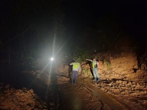 Respon Polsek Linge Datangi Lokasi Bencana Tanah Longsor Di Jalan Nasional Takengon – Blang Kejeren