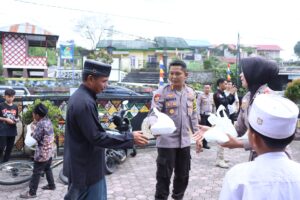 Kapolres Bener Meriah Gelar Kegiatan Jumat Bersih (Berbagi Kasih) Di Masjid Baitul Mustaqim, Kecamatan Wih Pesam