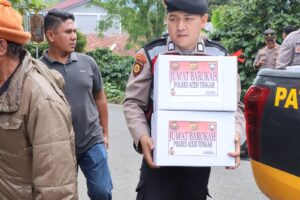 Waka Polres Aceh Tengah Salurkan 20 Paket Sembako Pada Warga Kurang Mampu