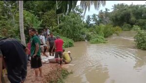 Pemerintah Desa Paya Brandan Swadaya Perbaiki Tanggul Sungai Yang Jebol