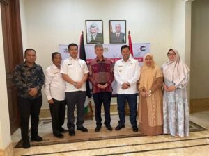 Pj Bupati Haili Yoga serahkan Donasi Masyarakat Bener Meriah untuk Palestina.