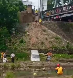 Diduga Pengemudi Mengantuk Mobil Menabrak Sepeda Motor dan Terjun Ke Sungai