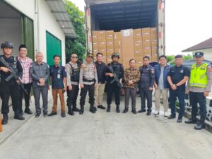 Polres Muara Enim,Kawal Logistik Surat Suara Pemilu 2024 Menuju Gudang Logistik KPU Muara Enim.