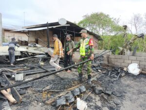 Babinsa Bersama Warga Bersihkan Puing Sisa Kebakaran