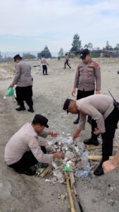 Ratusan Polisi Bersihkan Sampah, Wujud Kepedulian Hari Jadi Kabupaten Bener Meriah ke-20