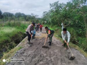 Dua Babin Bersama Warga Goro Jalan Berlubang