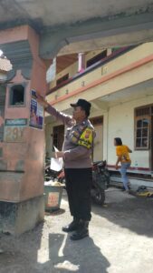 Polsek Kuta Selatan Pasang Spanduk dan Stiker Himbauan Kamtibmas