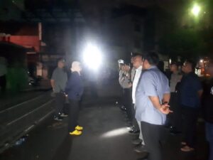 Gerak Cepat Kapolsek Medan Kota Bersama Anggotanya Amankan TKP Kebakaran Kios Pusat Pasar Medan