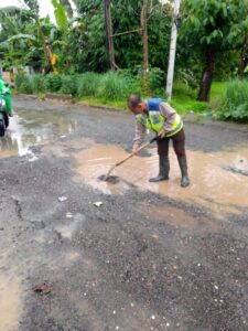 Patut Diapresiasi, Seorang Laki-Laki Meluangkan Waktunya Dan Sendiri Menambal Jalan Rusak Berlubang