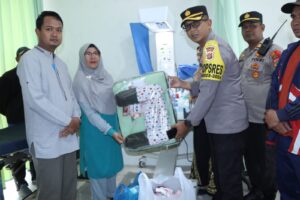 Kapolres Bener Meriah Berikan Perlengkapan Bayi yang Baru Ditemukan di Kecamatan Bandar