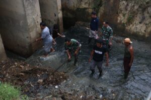 Antisipasi Banjir, TNI, Instansi Terkait dan Warga Bersihkan Bantaran Krueng Langsa