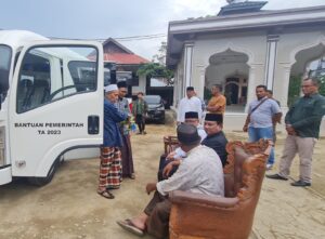 H.Ruslan Daud Serahkan Bus Sekolah Untuk Santri di Aceh Utara