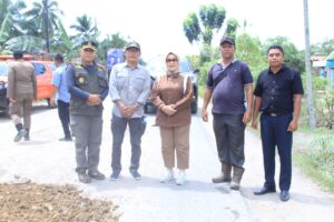 Plt. Bupati Labuhanbatu Tinjau Perbaikan Jalan di Desa Selat Besar