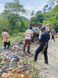 DLH Bener Meriah Bersihkan Sampah di Kawasan Jalan Kecamatan Mesidah