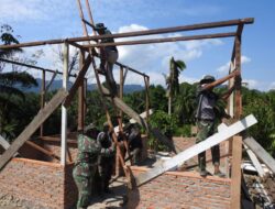 Lanjutkan Rehab RTLH, Satgas TMMD Dibantu Warga Pasang Kayu Untuk Penempatan Atap Rumah