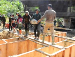 Estafet Material, Anggota Satgas TMMD Reguler Ke-119 Berjajar Angkat Batu Bahan Cor Plat Beton.