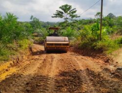 Berpacu Dengan Waktu Alat Berat Terus Dikerahkan Di Lokasi Pembukaan Jalan Penghubung Dua Desa di TMMD Reguler ke 119