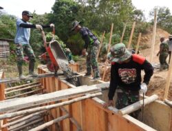 Satgas TMMD Bersama Masyarakat Terus Pacu Pembuatan Plat Beton di Desa Kaloy.