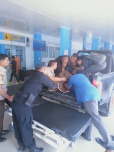 Quick Respon Brimob Kompi 2 Batalyon B Pelopor Bantu Warga Pingsan Saat Bekerja di Desa Aramiyah Kec.Birem Bayeun Kab.Aceh Timur.