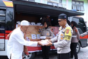 Wakapolres Bener Meriah Bagikan 100 Nasi Kotak Kepada Jamaah Jumat
