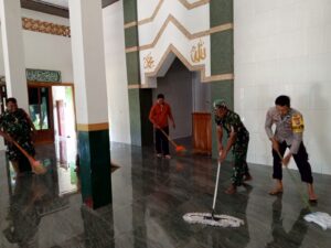 Bangun Sinergisitas TNI – Polri, Polres Nganjuk dan Kodim 0810/Nganjuk Kerja Bakti Bersama Bersikan Fasum dan Rumah Ibadah