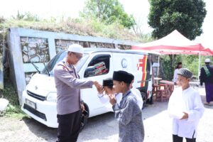 Polres Bener Meriah Bagikan 100 Nasi Kotak Kepada Jamaah Jumat