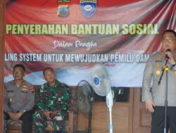 Polres Semarang serahkan bantuan Kapolri kepada warga Kedung Glatik.