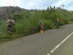 Babinsa Memprakarsai Warga Bersihkan Jalan Lintas KKA