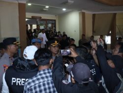 Personel Polres Bener Meriah Melakukan Pengamanan Rapat Pleno Terbuka