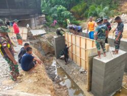 Anggota Satgas TMMD Lepas Papan Mal Pondasi Plat Beton