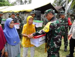 Tim Wasev TNI Bagikan Sembako Kepada Lansia, Saat Tinjau Sasaran TMMD Reguler ke-119 Kodim 0117/Aceh Tamiang