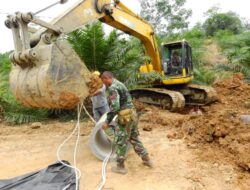 Alat Berat Kembali Digunakan Untuk Pekerjaan Pemasangan Gorong-Gorong Dilokasi TMMD Reguler Ke 119.