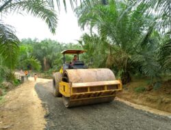 Alat Berat Compactor Ratakan Timbunan Batu Di Pembukaan Jalan TMMD Reguler ke 119 Kodim 0117/Aceh Tamiang.