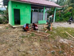 Anggota Satgas TMMD Reguler Ke 119 Perbaiki Pintu Kamar Mandi Masjid Kaloy.