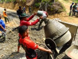 Bulan Puasa Tak Surutkan Semangat Satgas TMMD Reguler ke 119 Kodim 0117/Aceh Tamiang Aduk Bahan Material Pengecoran