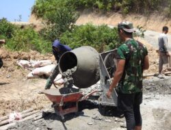 Prajurit Satgas TMMD Kebut pengecoran kupingan gorong-gorong.