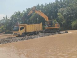 Dum Truk Sirtu Terobos Demi Capai Target Sasaran TMMD Reguler 119 Kodim 0117/Aceh Tamiang.