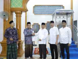 SAFARI RAMADAN 1445 H, PJ. BUPATI ASRA LELANG WAKAF AC DI MASJID ISTIQOMAH