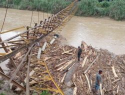 Potongan Kayu Menumpuk di Sungai Aceh Tamiang Saat Air Bah