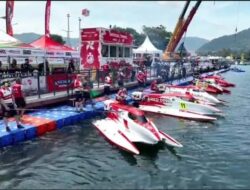 Pembalap F1H2O Uji Coba Lintasan