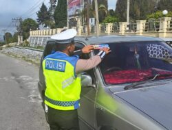 Polisi Lantas Polres Bener Meriah Bagikan Stiker Tertib Berlalulintas