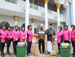 Kapolres Pesawaran Ajak Anggota dan Bhayangkari Gelar Olahraga Bersama Jelang Ramadan dan Bhakti Sosial Bersih masjid