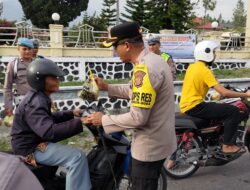 Kapolres Bener Meriah dan Pejabat Utama Berbagi Takjil Gratis di Depan Mapolres