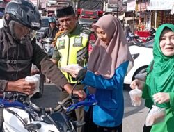 Berkah Ramadhan: Kodim 0119/BM Bagi Takjil Gratis