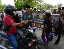 Keluarga Besar Kodim Aceh Tamiang Bagikan Ratusan Takjil Kepada Pengendara Sepeda Motor Dan Perjalanan Kaki