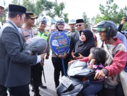 Dalam Rangka Operasi Keselamatan Seulawah 2024, Polres Bener Meriah Bagikan Helm Gratis Kepada Pengendara