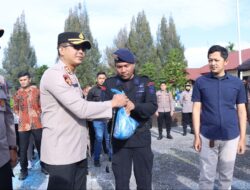 Kapolres Bener Meriah Bagikan Daging Meugang kepada Personel dan Awak Media